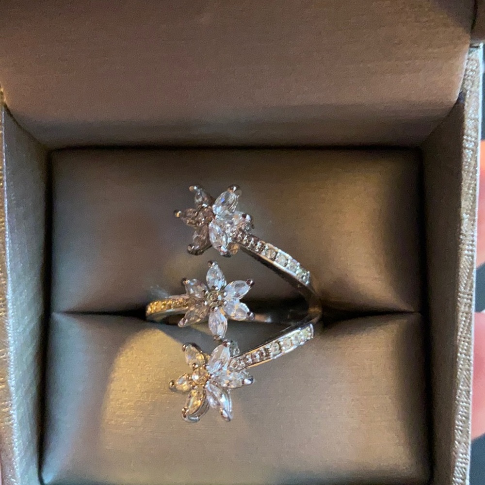 Silver triple flower ring
